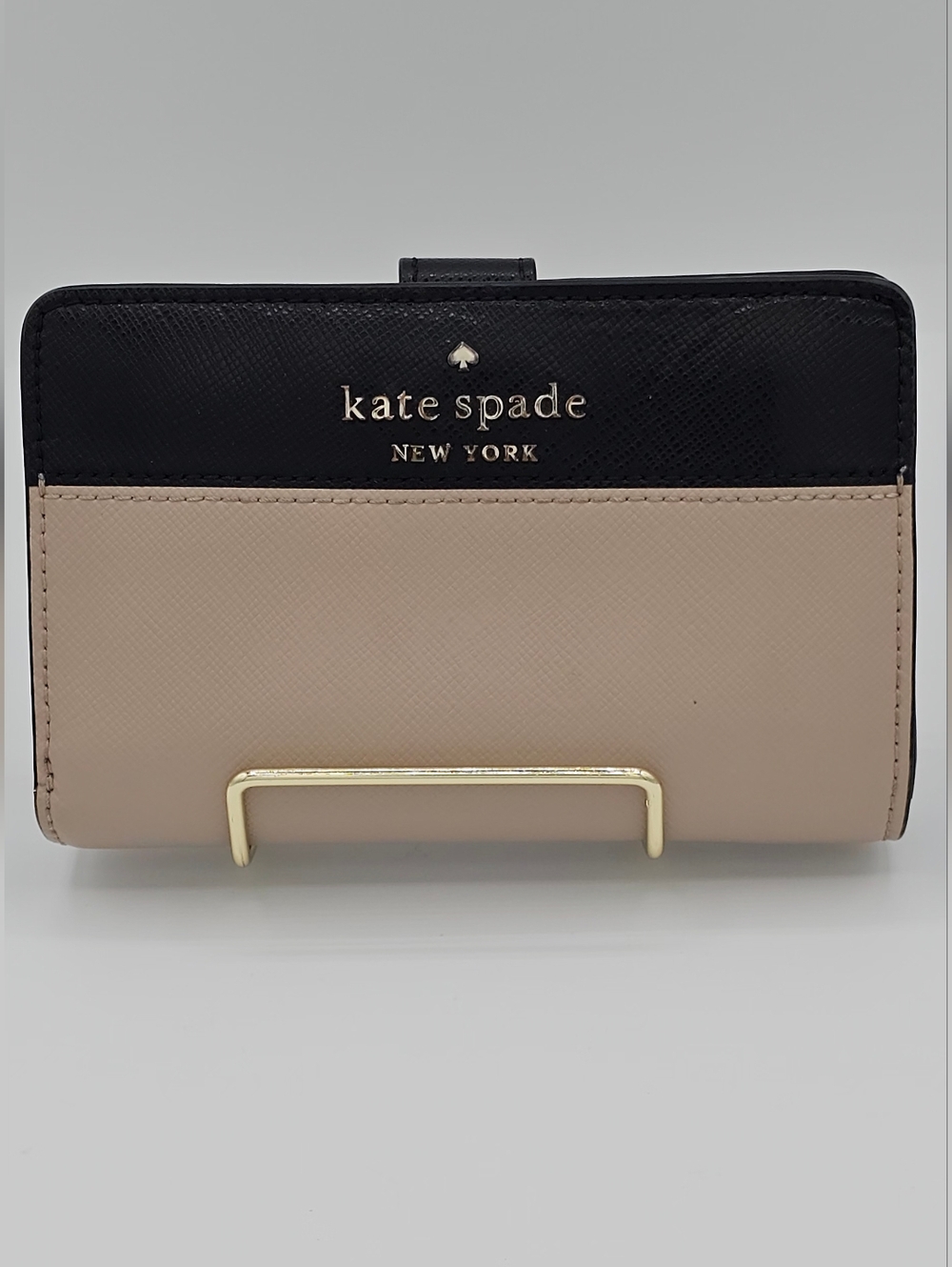 KATE SPADE Black and Beige Colorblock Compact Pebbled Leather Wallet - Picture 6 of 9